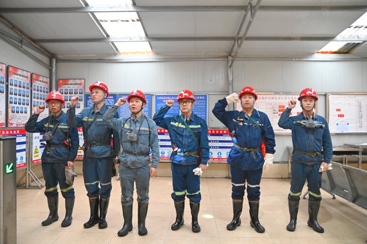 云煤集团党委委员、副总经理、总工程师施从伟到陆东煤矿督导检查安全生产工作